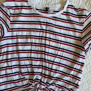 Cropped t shirt ties in the front nice material